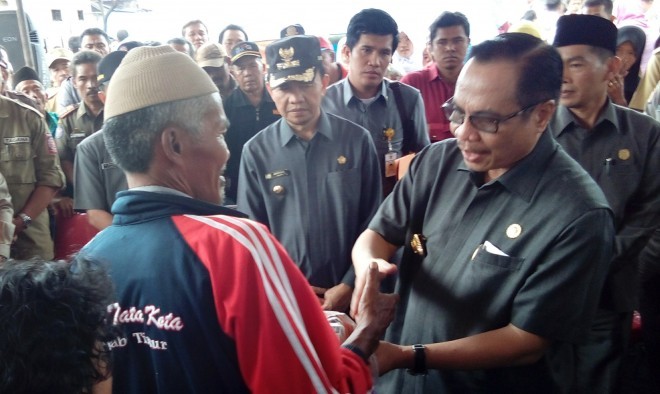 Pj Gubernur Jambi saat memberi bantuan kebakaran di Kerinci